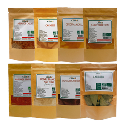 Assortiment de 8 épices bio en sachets refermables : poivre blanc de Sao Tomé, curry, curcuma, paprika, cannelle, laurier, marinade provençale et mélange cajun.
